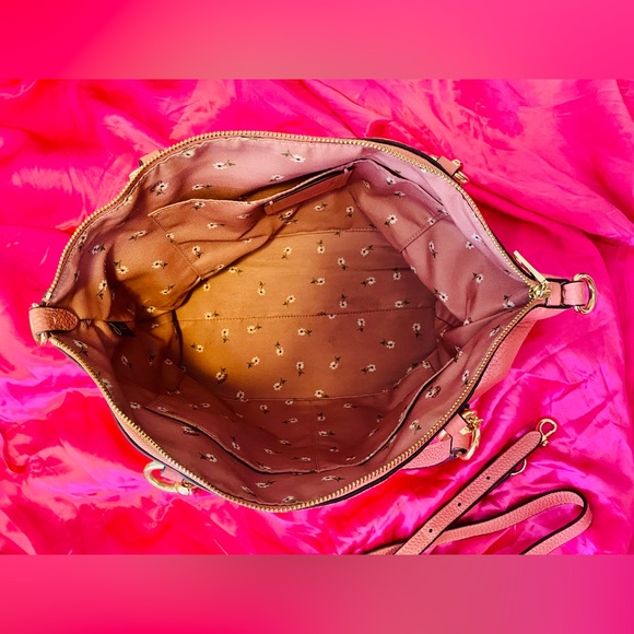 Used coach crossbody. Super cute, soft leather, some normal wear and tear - Picture 4 of 6